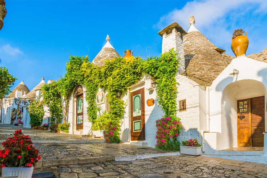 Benvenuti ad Alberobello, un incantevole villaggio situato nella regione italiana della Puglia. Questo piccolo comune è rinomato per i suoi trulli, edifici in pietra conici con tetti di forma conica.