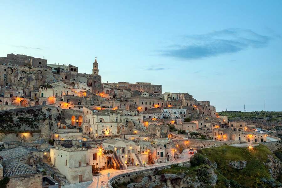 Matera, la città dei Sassi, è una meta turistica che non delude mai. Situata nel cuore della regione Basilicata, a pochi chilometri dalla costa adriatica, questa città è un vero e proprio tesoro nascosto.